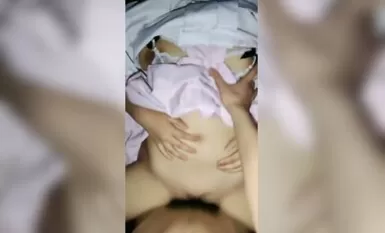 乖乖女双马尾萝莉嫩妹，萝莉装拔下内裤掰穴，毛毛挺浓密第一视角正入，特写进进出出，搞得妹子娇喘呻吟