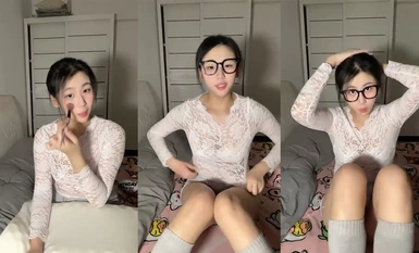 2024年1月新作 學生妹宿舍的香艷一刻【愛吃小布丁】大屁股又白又嫩，逼逼肥美，道具插穴叫出聲了 (6)