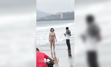 抖音吃瓜 4月9 海南三亚湾 海滩惊现裸女 当着小孩的面全裸露出