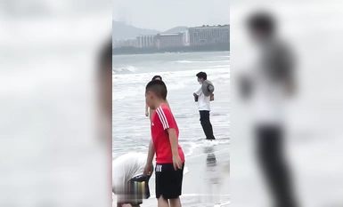 抖音吃瓜 4月9 海南三亚湾 海滩惊现裸女 当着小孩的面全裸露出