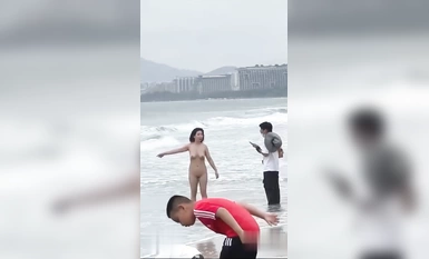 抖音吃瓜 4月9 海南三亚湾 海滩惊现裸女 当着小孩的面全裸露出