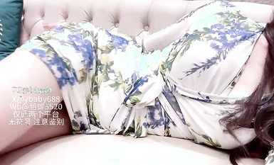 小貂蟬-碎花裙反差婊撕開肉絲掰開騷穴蹂躪著陰蒂自慰誘惑