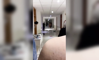 抖音大瓜今日內蒙古集寧師範學院一女大學生在男宿舍樓裡脫光衣服全裸大鬧打砸多名老師都控制不住