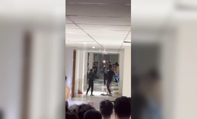 抖音大瓜今日內蒙古集寧師範學院一女大學生在男宿舍樓裡脫光衣服全裸大鬧打砸多名老師都控制不住