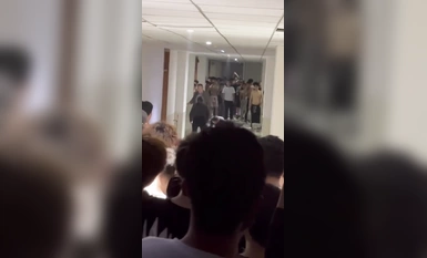 抖音大瓜今日內蒙古集寧師範學院一女大學生在男宿舍樓裡脫光衣服全裸大鬧打砸多名老師都控制不住