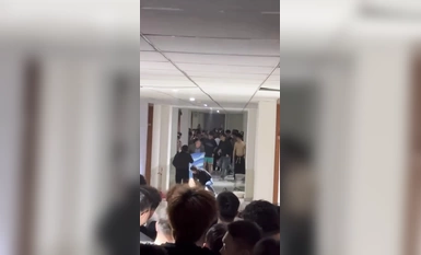 抖音大瓜今日內蒙古集寧師範學院一女大學生在男宿舍樓裡脫光衣服全裸大鬧打砸多名老師都控制不住