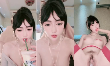 Ang sukdulang kagandahan sa internet celebrity goddess [ang pinakamagandang] striptease na may mga suspender at medyas! Dalawang daliri ang ginagamit para asarin ang puke, isang makapal na pekeng titi ang ipinasok, at ang riding position ang ginagamit par