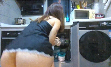 Ang magandang mature na asawa [My Asian Toy] ay gumagawa ng mga gawaing bahay sa kusina na nakahubad ang kanyang puwitan na mukhang nakakatukso na hindi niya kayang maglakad nang walang condom at creampie.