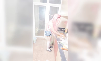 Wuhan 18 years old [young Luo no one love] show dance fisting ~ shaving prison cage ~ multi-props masturbation! (10)