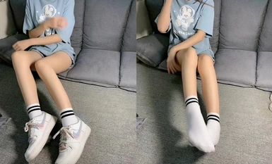 การใช้เท้าดูถูกเหยียดหยาม [Paopaoyw วิ่งต้นฉบับ] สาวโรงเรียนที่เพิ่งวิ่งเสร็จในถุงเท้าผ้าฝ้ายสีขาวสกปรกเป็นเวลาหนึ่งสัปดาห์ดูถูกและทำให้อับอายด้วยการใช้เท้าไก่ปลอม SM สวมรองเท้าสีขาวและบดขยี้กระเจี๊ยวของตัวเมีย