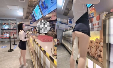Show people goddess [Douban sauce] anal plugs tail dew B short skirt movie theater exposure