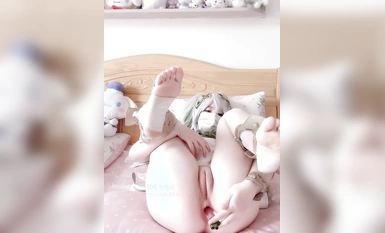 愛學妹小狗〖軟萌兔兔醬〗COS草神納西妲，水晶棒玩弄嬌嫩菊花小騷穴，水嫩一線天白虎嫩B