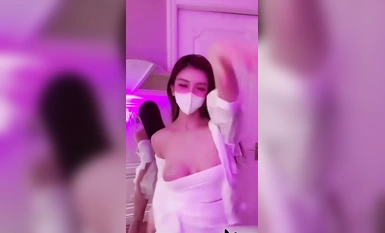 抖音35w粉网红 柏林鑫 直播骚舞时意外露出奶子！好大好大好大！