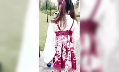 千嬌百媚美少女【軟軟兔Lt774523412】反差雙馬尾小可愛公園偷偷露出，這么可愛的妹子怎麼會這么騷呢，人前淑女，人後慾火焚身