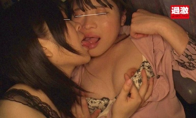 NHDTB-886 야간 버스에서 옆자리에 앉은 레즈비언 언니에게 밀착 키스와 전신 혀 핥기로 흥분한 우브 딸은 시트를 적실 정도의 애액을 계속 흘리며 느끼기 시작한다.