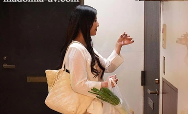 JUQ-579 Một người phụ nữ đã kết hôn nhận được chìa khóa trùng lặp sống một mình trong căn phòng nơi một nam sinh viên bị bôi kem cho đến khi anh ta tốt nghiệp. Yuna Shiina