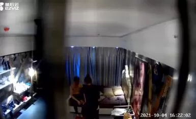 10.06新更【萤石云酒店偷拍】主题酒店嗨翻天,增加情趣操更爽 (1)