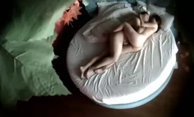 Khách sạn Quốc Khánh rò rỉ mười hai cung hoàng đạo, Mã Tài, một cô tình nhân trẻ giỏi các kỹ thuật tình dục khác nhau, hai chân vướng vào eo, muốn được đụ không ngừng.