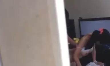 [Teman Wanita Kucing Sekolah Seni] Matahari menyinari puki yang lembut, adik perempuan duduk di tandas dan membuang air kecil, gambar dekat rambut kemaluannya menitik dengan air, melancap dan tercungap-cungap, godaan utama