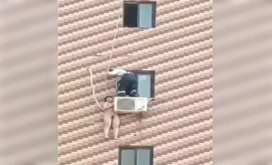 The boss took his secretary home to have sex with her, and when his wife checked in on him, he hurried her out the window, so she didn't even have time to put on her clothes, so she couldn't hold on to her hand, and the firefighters were called in to resc