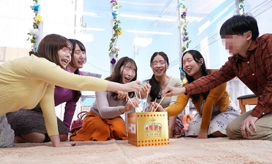 DVMM-093 MM号蓝天王游戏！妈妈的朋友 x 处男！處女的陰部被她自己佔據，因為她沮喪的陰部開始被越來越極端的頑皮命令弄濕！处男的小弟弟要一直干，射得满身都是！魔镜》中渴望已久的后宫狂欢！