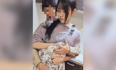 FC2-PPV-4355615 [个人] *3月期间仅 1980 pts* 一位娇滴滴的美丽人妻，从小到大都是大家闺秀，却以快递员的身份闯入一户人家讨债。她无视丈夫的归来，在厨房里无情地玩弄自己的美腿、大阴蒂和美丽的阴部，将大量浓稠的精液释放到阴道里。