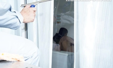 [Sự phá hủy khảm] JUY-817 [*Cảnh báo! ! Không tin tưởng vào nhân loại*] Người lau cửa sổ NTR Tôi đã bị đồng nghiệp của tôi gài bẫy và sa thải khỏi công ty...Tôi đang làm công việc lau cửa sổ. Tôi cũng phụ trách khách sạn này, nơi những cặp đôi ngoại tình đang vui vẻ giữa thanh thiên bạch nhật. Một người phụ nữ cưỡi một người đàn ông quay lưng về phía cửa sổ và lắc hông, và một người đàn ông giữ cô ấy một cách thô bạo... Danh tính thực sự của họ... Sumire Kurokawa