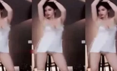 斗鱼超人气女神【张琪格】8月最新露点揉奶合集 28