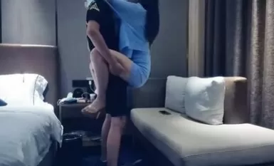 Vẻ đẹp ngoại vi cao cấp 168CM với đôi chân thon thả. Cô ấy thích bạn đi giày cao gót. Cô ấy vén váy che mông lên để bú vú và xoa mông. Cô ấy liếm cặc và tán tỉnh nhau. từ phía sau.