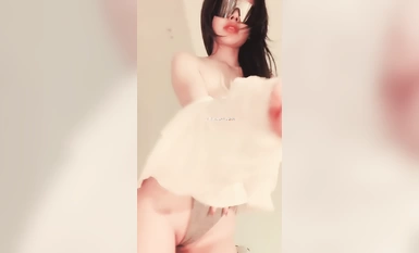 重磅，頂級綠播女神下海【大白兔】，首次漏B！卧槽！好激動，欲遮還休這騷貨挺會拿捏男人的，騷！ (4)