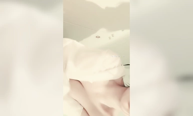 重磅，頂級綠播女神下海【大白兔】，首次漏B！卧槽！好激動，欲遮還休這騷貨挺會拿捏男人的，騷！ (4)