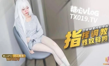 웨이터 MRTU 씨는 성 노예를 훈련시키고 거울 앞에서 백발의 작은 암캐를 훈련시키고 자궁강 내에서 즙을 낸 성 노예를 타는 특별 세션을 진행합니다.