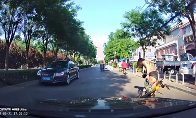 【吃瓜】抖音网红『盼兮何夕』骑共享单车被车轮卷掉裙子露出奶子视频