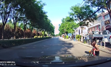 【吃瓜】抖音网红『盼兮何夕』骑共享单车被车轮卷掉裙子露出奶子视频