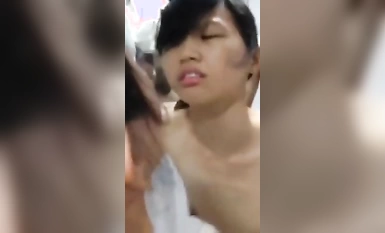 When having sex, turn on the selfie mode to relive the original passion