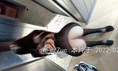 专约极品良家大神『sexydoll』-外面有人偷看，开着门露出