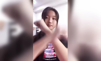 Daughter Bai Yang took a selfie when she heard the sound of Douyin and fucked her