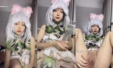 极品反差女大生04年清纯小姐姐【胡椒籽】露脸私拍，各种COSER裸体骚舞大号道具紫薇脸逼同框（2）