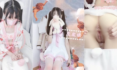 Ang cute at maayos na maliit na loli na "Pippi Girl" ay isang matamis na batang babae na may kambal na nakapusod na napuno muli ng kanyang ama. Kung mas masunurin ka, mas masaya ka