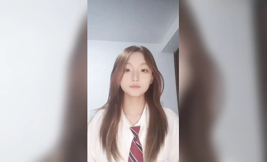 年度强烈推荐！ 【万里挑一的美眉阳阳】才19岁，9分超高颜值匀称身材！打炮自拍吐血推荐！颜值吊打各路网红