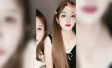 เทพธิดาผู้บ้าคลั่งแนะนำ "ชูเหม่ย" พาเพื่อนซี้ไปทะเลเพื่อเย้ายวนใจครั้งแรก! ไอ้นี่มัน! เธอมีรูปร่างที่ยอดเยี่ยมมีเก้าหัว ขาที่สวยงาม และบีบีสีชมพูที่ทำให้คุณเงี่ยน