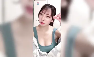 [Trò chuyện trực tiếp] Màn hình dọc! độ phân giải cao! Bên dưới bộ đồ ngủ pique, một cô gái xinh đẹp như một tài năng cấp SS xuất hiện trong bộ áo yếm hở hang và quần short! Da trắng khỏe & body mềm mại!