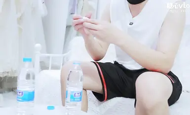 Lihim na ginahasa at ginahasa si Senior Taotao sa bridal shop, at ang kanyang hipag na may gata ng niyog ay natagos ng kanyang puting tigre na puke. .