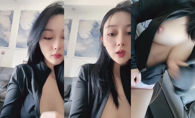 Sexy beauty Internet celebrity goddess [coco] undresses her figure-shaped breasts, exposes her vagina on a small scale, and has a top-notch beautiful vagina. She spreads her legs and rubs them, making people want to stop.