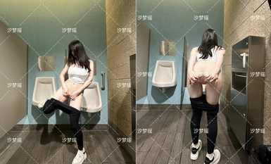 The best little cuckold wife "Xi Mengyao" cuckold husband personally opened my little pussy to let a single man enter. As a cuckold, he is only allowed to lick his girlfriend's feet (2)