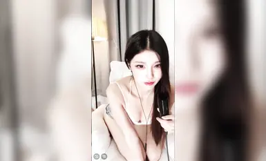 Bigo's top internet celebrity goddess [Little Doll Cat] goes into the sea and has sex without a condom and cums inside (8)