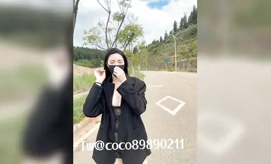 The nine-headed goddess "Coco" is exposed in a thrilling way. She is exposed to the extreme in the cinema. Her heartbeat is racing ~ Challenge to have a passionate collision with her little brother in the wild ~ (2)