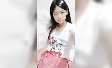 美死了！ 8-22最新！ 18岁的超嫩甜美邻家萝莉【你的小学妹】嫩逼好多白浆出来！身材很棒，年纪不大就这么会玩啦，大叔们鸡动不已