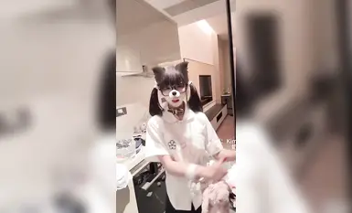 可爱萝莉小母狗萌妹『奶酱』喜欢趴在玻璃被爸爸酱爆草，榨干爸爸是小萝莉的任务，我是一个泡芙，想灌满哥哥的奶油