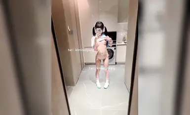 可爱萝莉小母狗萌妹『奶酱』喜欢趴在玻璃被爸爸酱爆草，榨干爸爸是小萝莉的任务，我是一个泡芙，想灌满哥哥的奶油